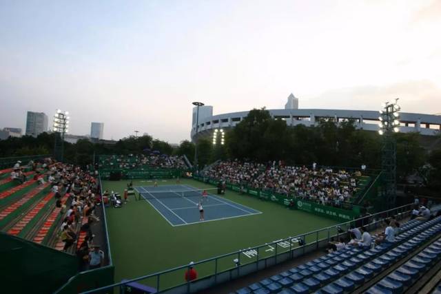 以绝对优势 以绝对优势