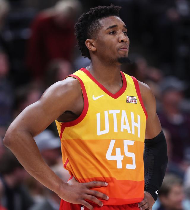 他迅速转向 他迅速转向